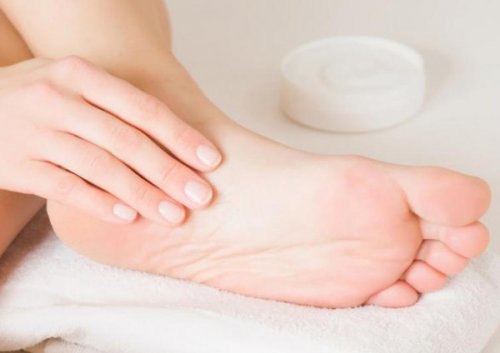 «جننيهم بجمال خطوتك..!!» مقشر رهيب لازاله التشققات من القدمين وتنعيم وازاله الجلد الميت.. هتبقى بيضاء قشطه..!!