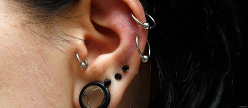 أوعي تتجاهليها.. علامات إذا ظهرت على أذنيك تخلصي من الحلق فورًا