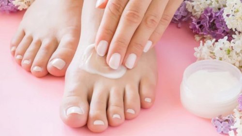 لجمال قدميكي قومي بعمل الباديكير في المنزل