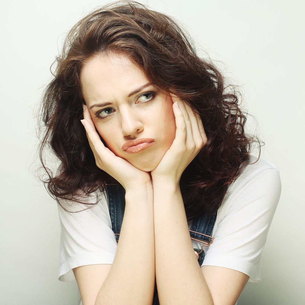 لتجنب فقدان الإحساس برأسكِ: اكتشفي أسباب تنميل الرأس وطرق علاجه