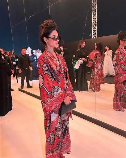 هدى المفتي بإطلالة آسيوية في أسبوع الموضة بالرياض