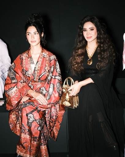 هدى المفتي بإطلالة آسيوية في أسبوع الموضة بالرياض