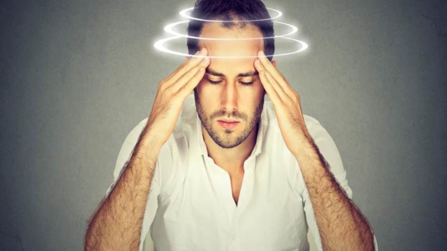 أبلغ من العمر 25 عاماً وأعاني نوبات من الصداع الشديد جداً منذ 4 سنوات، يأتي الصداع مرة أو مرتين في السنة عند بدء فصل الشتاء، ويستمر لمدة شهر أو أكثر ويصحبه بعض الأعراض كألم العين، ولا أرتاح مع تناول