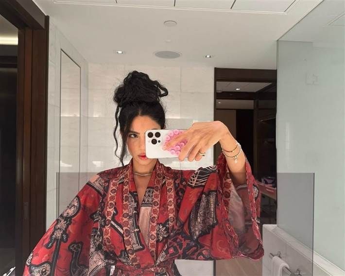 هدى المفتي بإطلالة آسيوية في أسبوع الموضة بالرياض