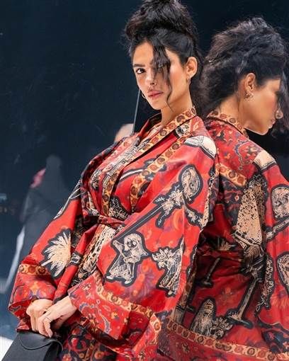 هدى المفتي بإطلالة آسيوية في أسبوع الموضة بالرياض