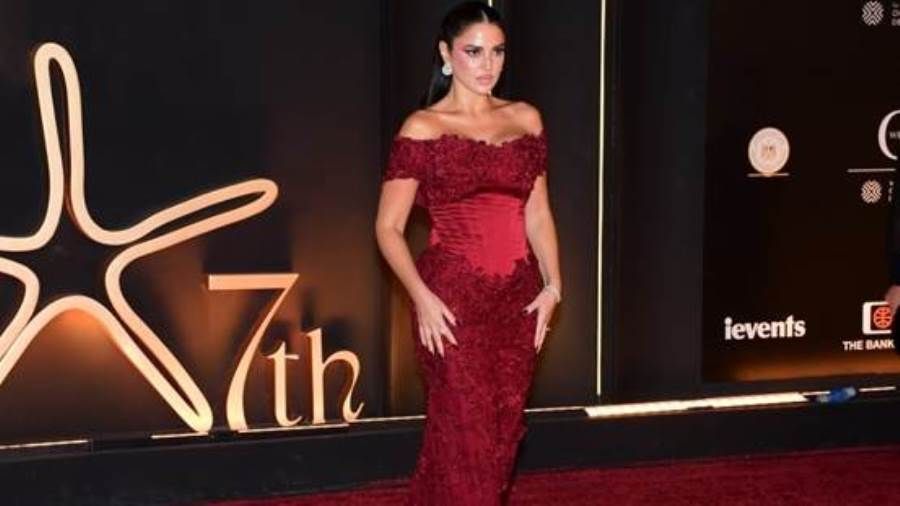درة تتألق بفستان أحمر مزين بالورود في حفل افتتاح مهرجان الجونة