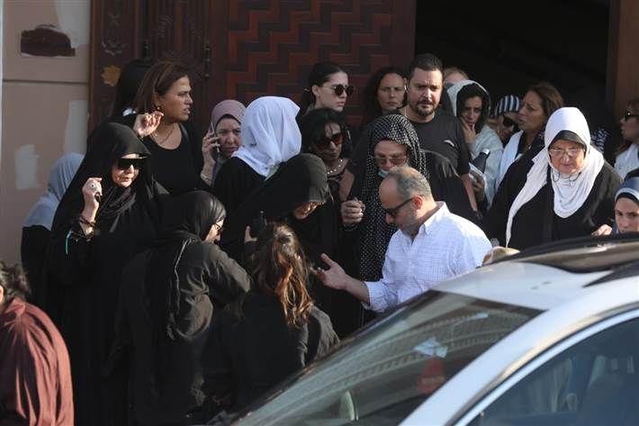 شمس البارودي تودع زوجها حسن يوسف لمثواه الأخير شيعت جنازة النجم الراحل حسن يوسف بعد عصر الثلاثاء من مسجد الشرطة وسط حضور عدد من النجوم.ظهرت النجمة المعتزلة إقرأ المزيد