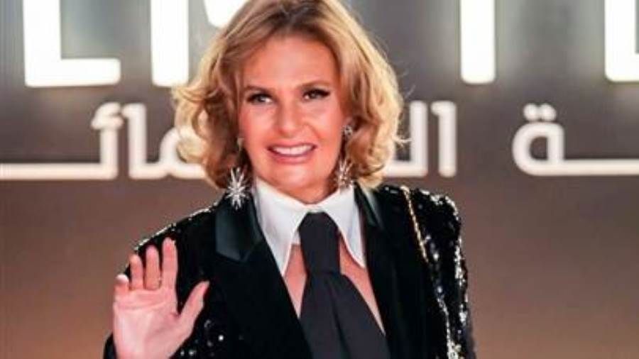 يسرا تتألق ببدلة لامعة دون قميص في مهرجان الجونة خطفت النجمة يسرا الأنظار في حفل الموسيقار هشام نزيه الذي أقيم على هامش مهرجان الجونة السينمائي في دورته الساب إقرأ المزيد