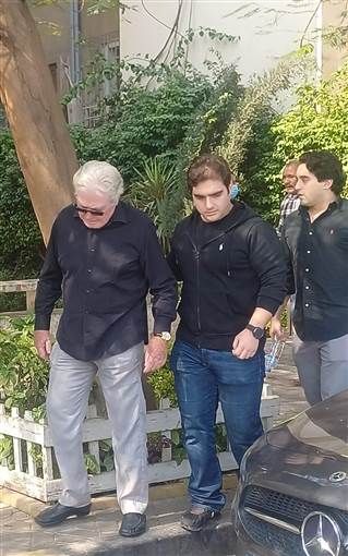 بكاء وتأثر حسين فهمي أثناء تشييع جنازة شقيقه مصطفى فهمي تم تشييع جثنمان الفنان الراحل مصطفى فهمي عقب صلاة الظهر من مسجد النيل بمنطقة الدقي بالقاهرة.وحسب مصادر مقرب إقرأ المزيد