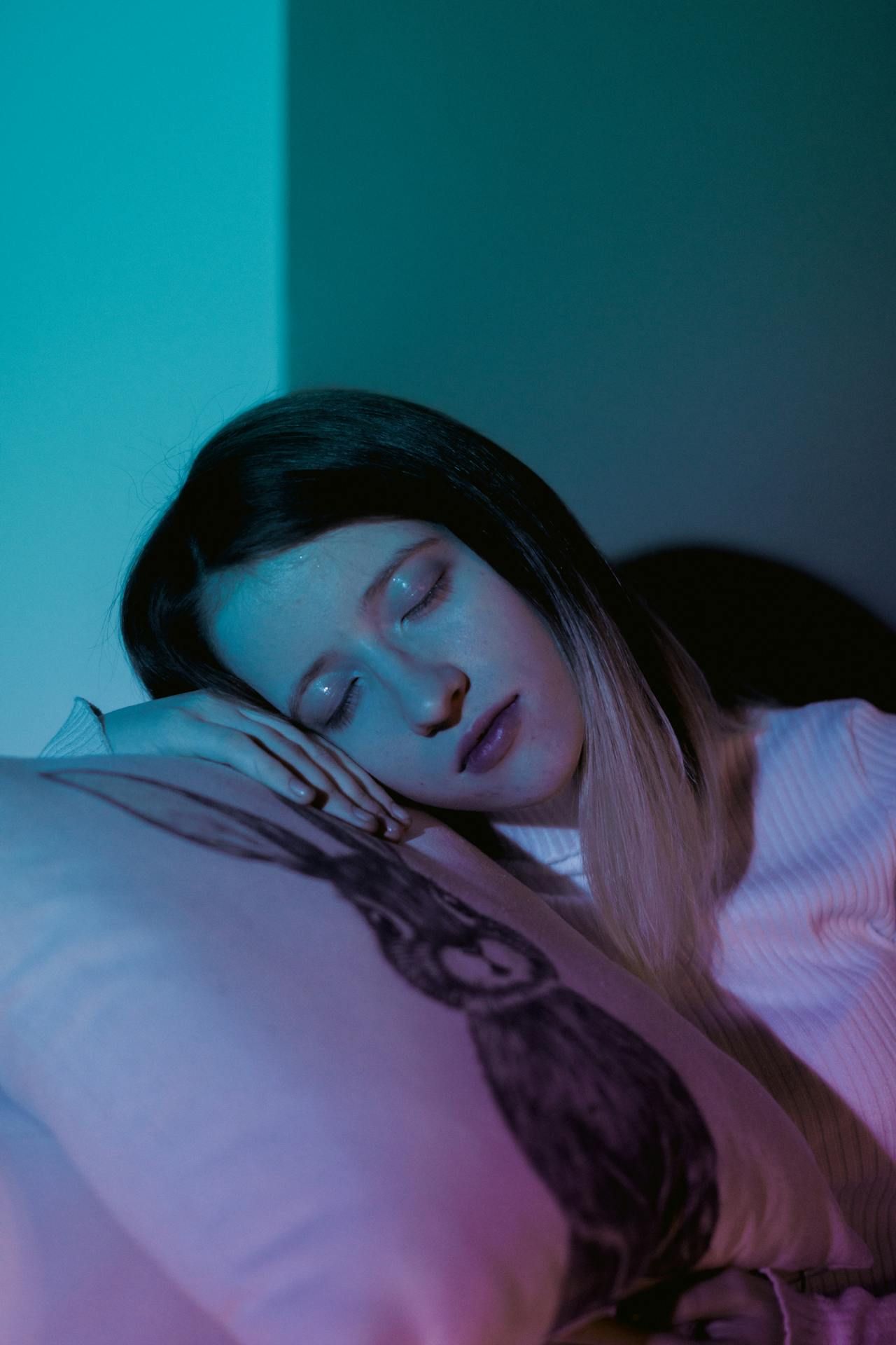 من بينها تشتّت الحالة المزاجية.. إليكِ أضرار السهر على صحتكِ النفسية وكيفية تنظيم نومكِ