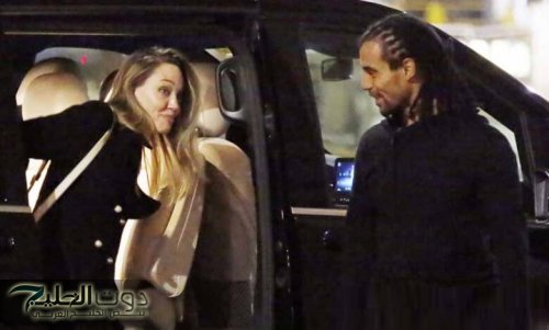 أنجلينا جولي تثير شائعات حول ارتباطها بمغني بريطاني