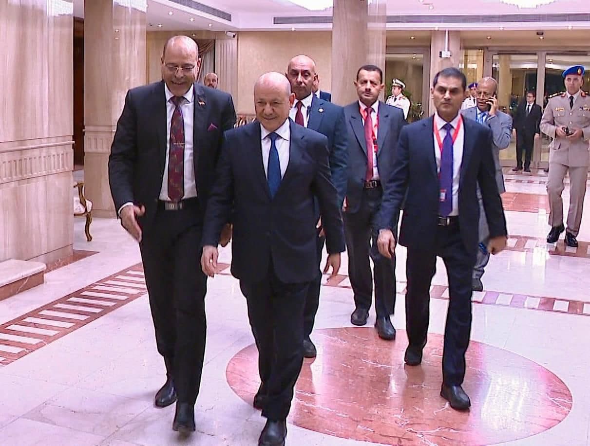 رئيس مجلس القيادة اليمنى يصل القاهرة للمشاركة فى المنتدى الحضري العالمي