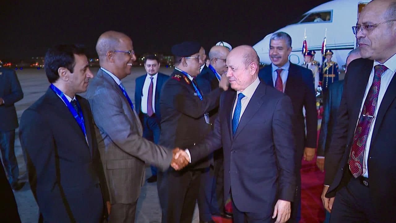 رئيس مجلس القيادة اليمنى يصل القاهرة للمشاركة فى المنتدى الحضري العالمي