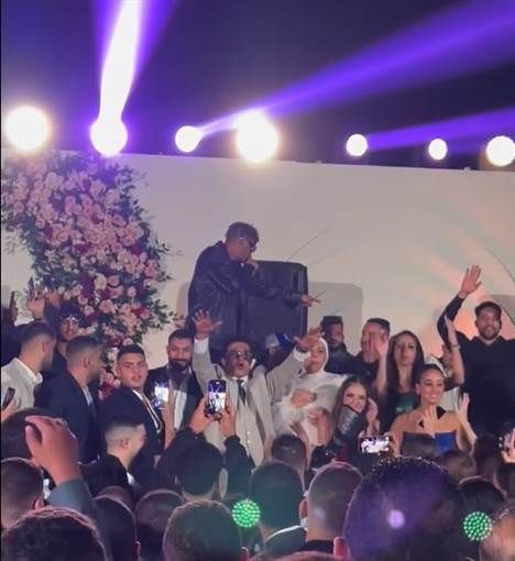 محمد هنيدي يحتفل بخطبة ابنته.. صور احتفل الفنان محمد هنيدي بخطبة ابنته فريدة الجمعة 1 نوفمبر.. وأحيا حفل الخطبة المطرب أوكا الذي قدم مجموعة من أ إقرأ المزيد