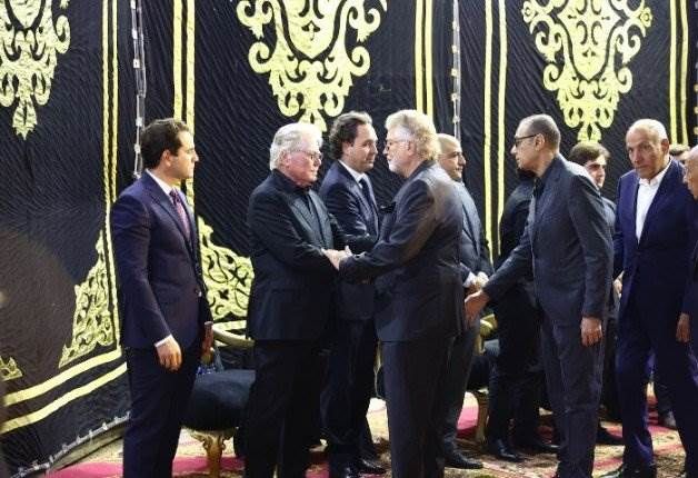 بعد 18 عاماً.. صلح بين محمود قابيل وحسين فهمي بعزاء شقيقه بعد خلافات استمرت أكثر من 18 عاما شهد عزاء الممثل المصري مصطفى فهمي صلحا بين حسين فهمي ومحمود قابيل. إقرأ المزيد