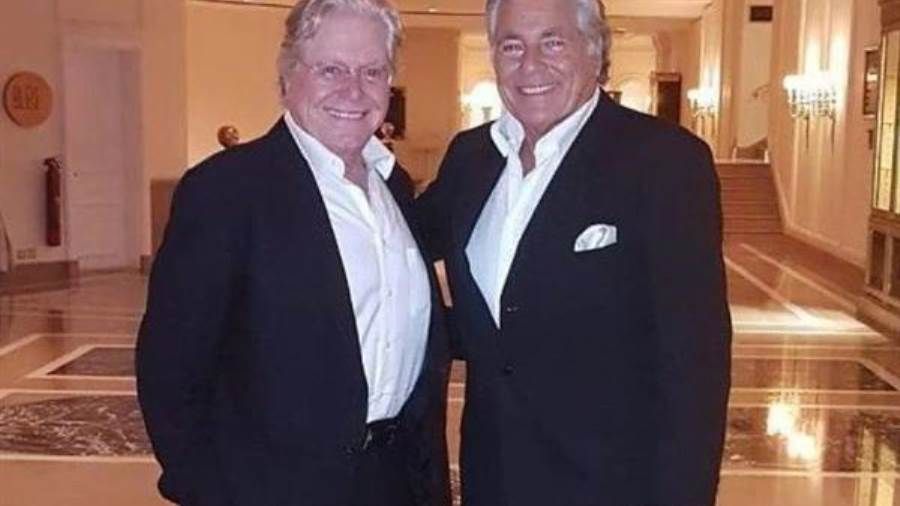 بعد 18 عاماً.. صلح بين محمود قابيل وحسين فهمي بعزاء شقيقه بعد خلافات استمرت أكثر من 18 عاما شهد عزاء الممثل المصري مصطفى فهمي صلحا بين حسين فهمي ومحمود قابيل. إقرأ المزيد