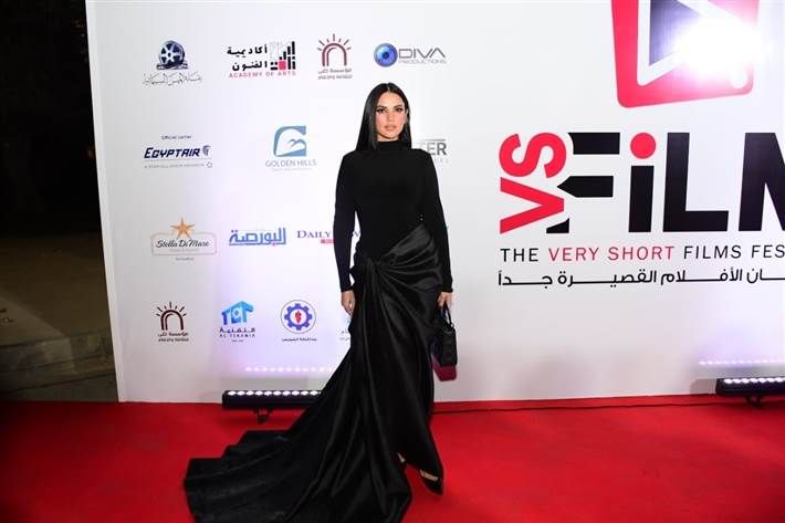 تكريم درة في مهرجان الأفلام القصيرة جدا أقيم مساء الأحد 3 نوفمبر حفل افتتاح الدورة الأولى من مهرجان الأفلام القصيرة جدا بالعين السخنة VS-Film وشهد ا إقرأ المزيد