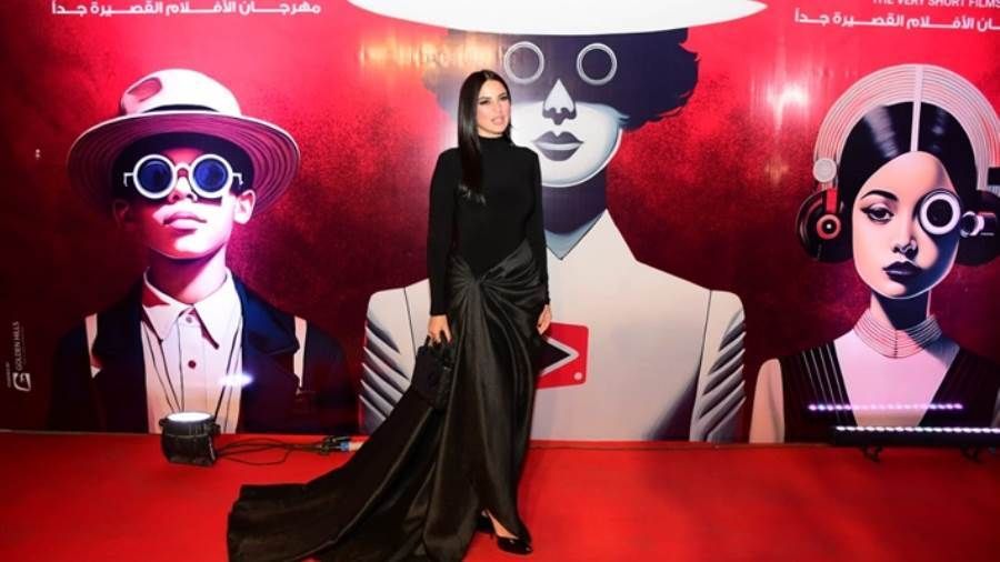 تكريم درة في مهرجان الأفلام القصيرة جدا أقيم مساء الأحد 3 نوفمبر حفل افتتاح الدورة الأولى من مهرجان الأفلام القصيرة جدا بالعين السخنة VS-Film وشهد ا إقرأ المزيد