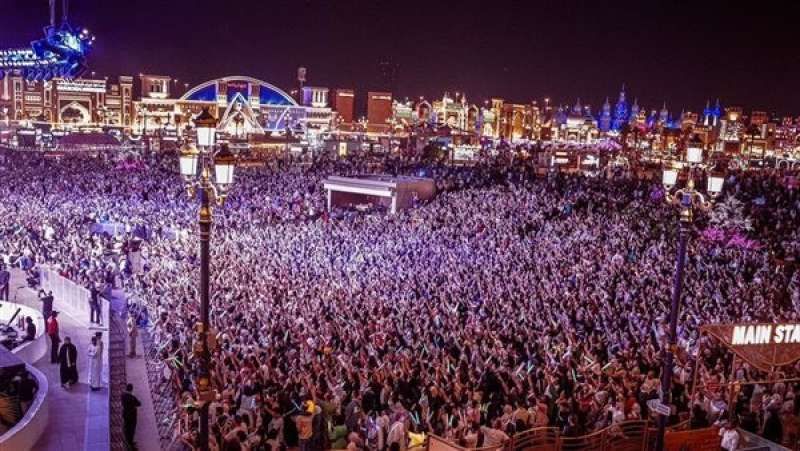 تامر حسنى يسجل أكبر حضور جماهيرى فى تاريخ الإمارات (صور)