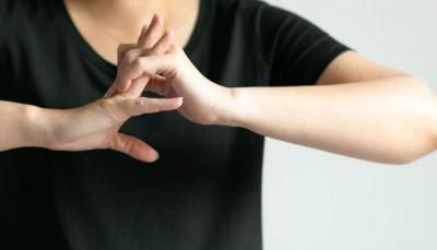 متى تكون طقطقة المفاصل خطيرة؟