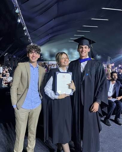 هنا شيحة تحتفل بتخرج ابنها من الجامعة في إنجلترا.. صور تعيش الفنانة هنا شيحة لحظة سعادة وفخر مختلفة هذه الأيام بالاحتفال مع ابنها الأكبر آدم في إنجلترا بتخرجه من إقرأ المزيد