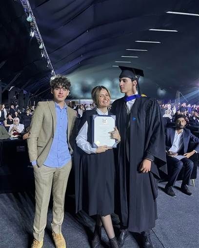 هنا شيحة تحتفل بتخرج ابنها من الجامعة في إنجلترا.. صور تعيش الفنانة هنا شيحة لحظة سعادة وفخر مختلفة هذه الأيام بالاحتفال مع ابنها الأكبر آدم في إنجلترا بتخرجه من إقرأ المزيد