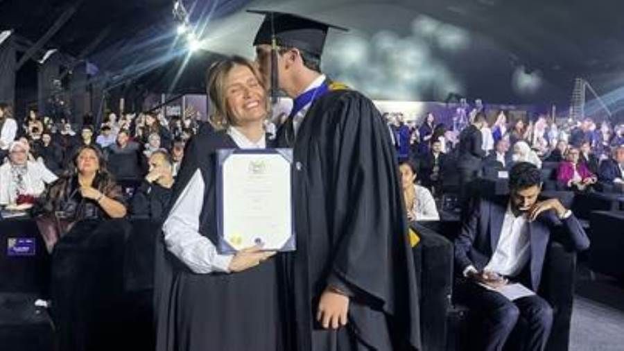 هنا شيحة تحتفل بتخرج ابنها من الجامعة في إنجلترا.. صور تعيش الفنانة هنا شيحة لحظة سعادة وفخر مختلفة هذه الأيام بالاحتفال مع ابنها الأكبر آدم في إنجلترا بتخرجه من إقرأ المزيد