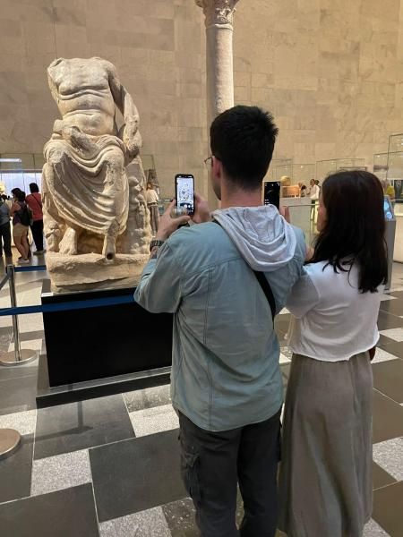 إقبالاً وتفاعلاً كبيراً من زائري المتحف القومي للحضارة المصرية على تجربة ”فلتر...