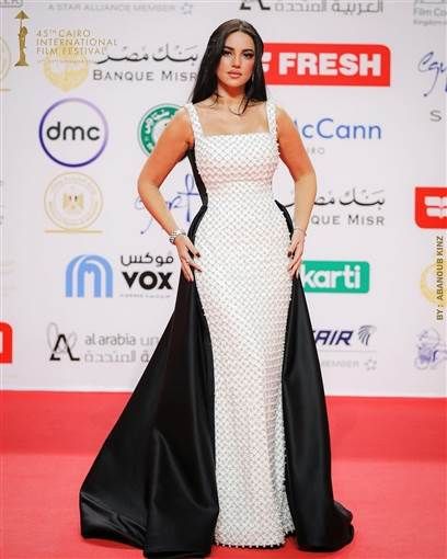  درة تتألق بفستان أبيض وأسود في عرض أحدث أفلامها حرصت النجمة درة على حضور عرض أول تجاربها الإخراجية وين صرنا ضمن فعاليات مهرجان القاهرة السينمائي الدولي في إقرأ المزيد