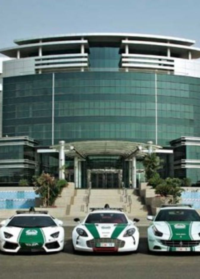 شرطة دبي تعزز أسطول سياراتها بأول سيارة كهربائية فارهة