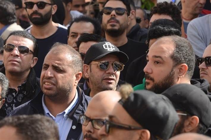 شقيق محمد رحيم يؤكد: الوفاة طبيعية جدل كبير أثير خلال الساعات الماضية حول وفاة الفنان محمد رحيم وإن كانت الوفاة طبيعية أم بها شبهة جنائية.ونفى طا إقرأ المزيد