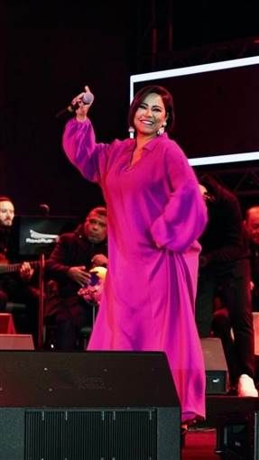 شيرين عبد الوهاب تتألق بفستان واسع من "فالنتينو".. صور التقت الفنانة شيرين عبد لوهاب بجمهورها في الكويت بعد غياب وأحيت مساء الجمعة 29 سبتمبر حفلا غنائيا هناك.أطلت إقرأ المزيد