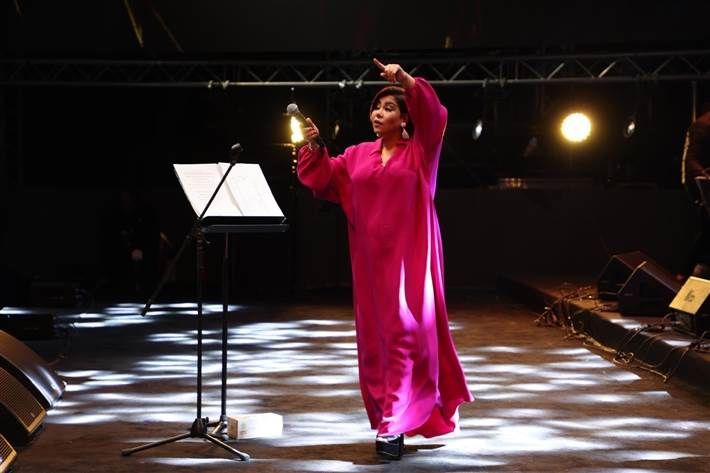 شيرين عبد الوهاب تتألق بفستان واسع من "فالنتينو".. صور التقت الفنانة شيرين عبد لوهاب بجمهورها في الكويت بعد غياب وأحيت مساء الجمعة 29 سبتمبر حفلا غنائيا هناك.أطلت إقرأ المزيد