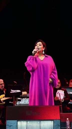 شيرين عبد الوهاب تتألق بفستان واسع من "فالنتينو".. صور التقت الفنانة شيرين عبد لوهاب بجمهورها في الكويت بعد غياب وأحيت مساء الجمعة 29 سبتمبر حفلا غنائيا هناك.أطلت إقرأ المزيد