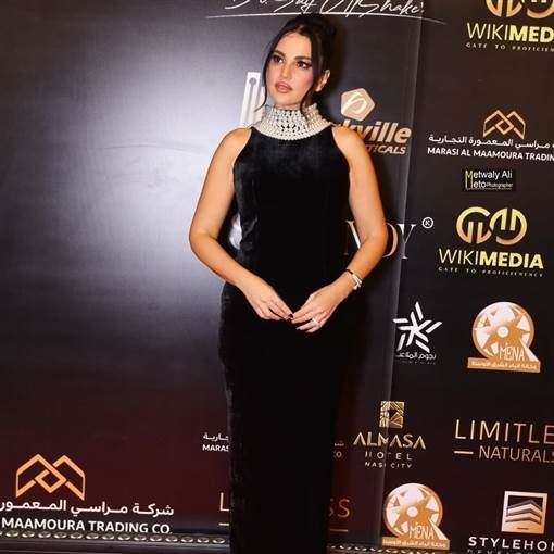 درة تتألق بفستان مخملي مزين باللؤلؤ في حفل ملتقى التميز تواجدت النجمة درة بين حضور حفل ملتقى التميز والإبداع العربي الذي أقيم مساء الجمعة 29 نوفمبر الجاري.واختارت در إقرأ المزيد