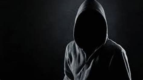 تفسير الرجل الغريب في الحلم رؤية شخص غريب في المنام