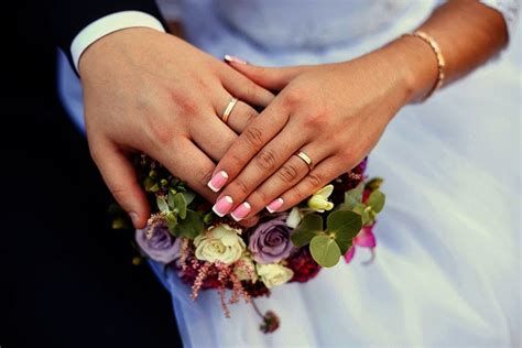 تفسير الزوجه مع شخص اخر في الحلم رؤية زوجتي مع رجل في المنام