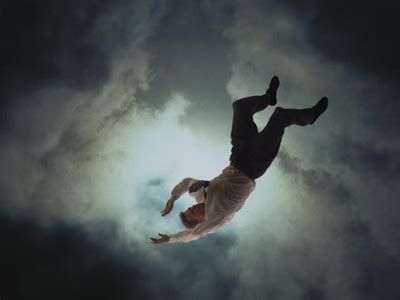 تفسير السقوط من السماء في الحلم معنى الهبوط من السماء في المنام