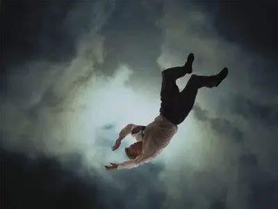 تفسير السقوط من السماء في الحلم معنى الهبوط من السماء في المنام