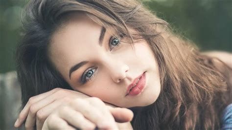 تفسير الرائحة الطيبة في الحلم شم العطور الطيبه في المنام