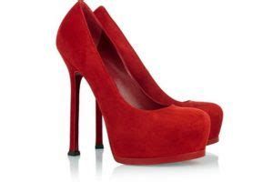 تفسير الحذاء الاحمر في الحلم رؤية حذاء احمر في المنام