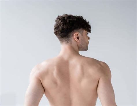 تفسير التعري في الشارع رؤيا شخص عاري في الحلم