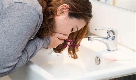 تفسير التقيؤ في المنام رؤية القيء في الحلم