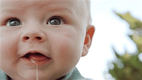 تفسير البصق في الحلم معنى البصاق و التفل في المنام