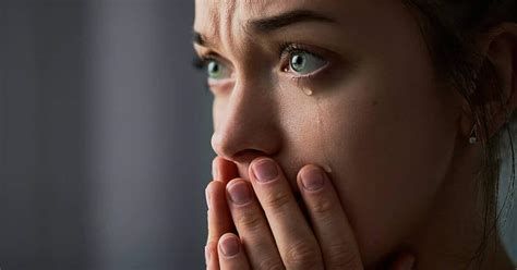 تفسير البكاء على الأب الميت في المنام