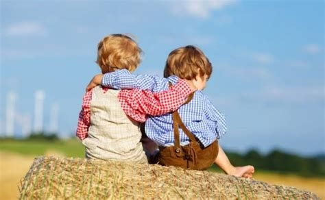 تفسير الاصدقاء في الحلم رؤية الصديق في المنام