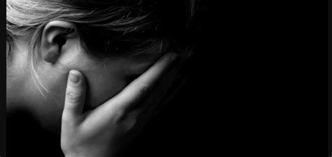 تفسير البكاء على الأب الميت في المنام