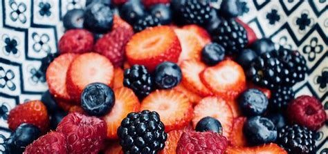 الفواكه التي تحتوي على الألياف والماء