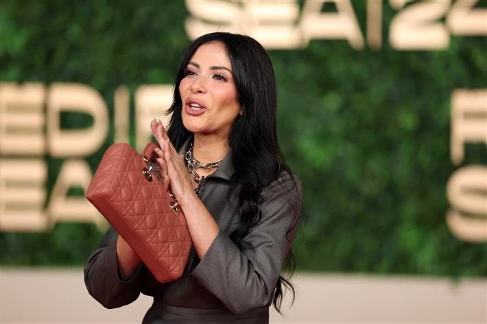 منى زكي بإطلالة بسيطة في ثالث أيام مهرجان البحر الأحمر السينمائي تحرص النجمة منى زكي على حضور فعاليات مهرجان البحر الأحمر السينمائي وتواجدت في ثالث أيام المهرجان بإطلالة بسيط إقرأ المزيد