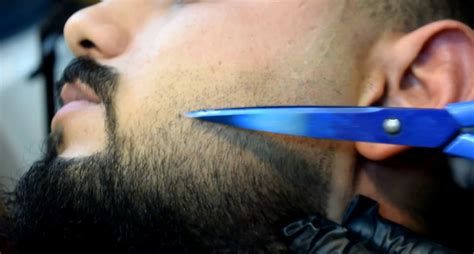 اللحية في المنام وتفسير رؤية الذقن والشوارب بالتفصيل